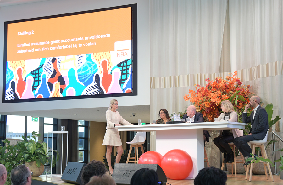 Panel op het podium tijdens de themasessie CSRD, Accountantsdag 2024