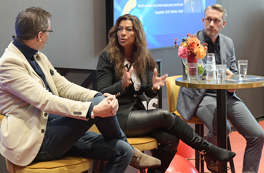 Panel op het podium tijdens de themasessie Iedereen partner, Accountantsdag 2024