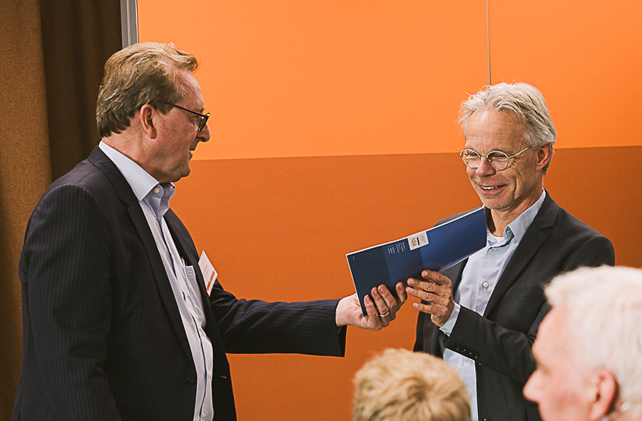 Overhandiging AI-verslag aan NBA-voorzitter Kris Douma door Marcel Bongers