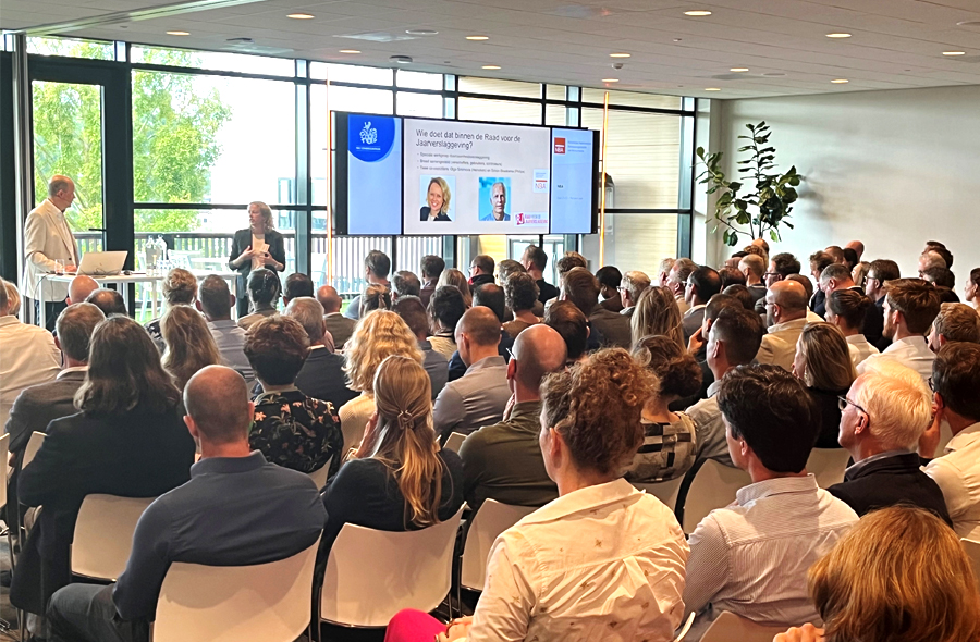 Gerard van Santen en Olga Smirnova in gesprek en publiek in de zaal tijdens de CSRD-werkconferentie op 16 september 2024