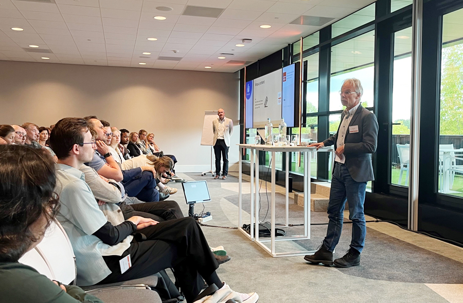 Kris Douma spreekt de zaal toe tijdens de CSRD-werkconferentie op 16 september 2024