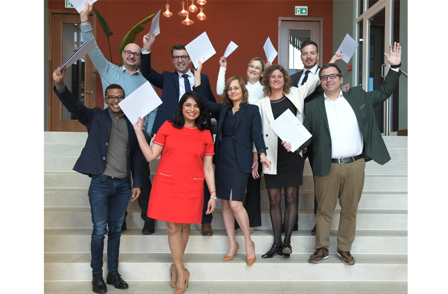 Gediplomeerden op de trap in het kantoorpand van de NBA na de diploma-uitreiking op 8 maart 2024