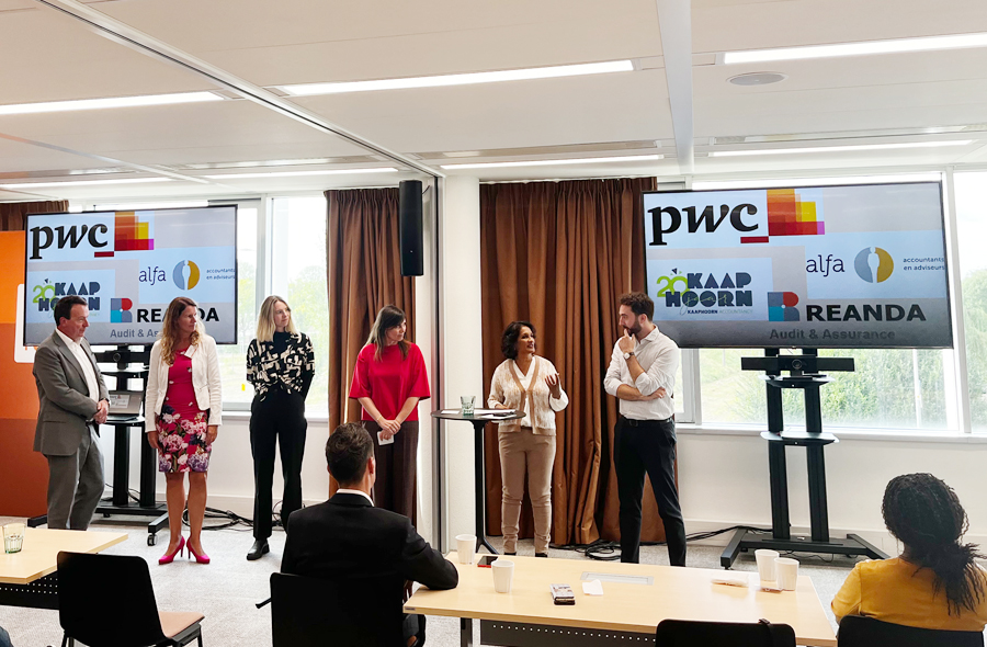 De ondertekenaars van het convenant inclusie en diversiteit tijdens een bijeenkomst bij de NBA