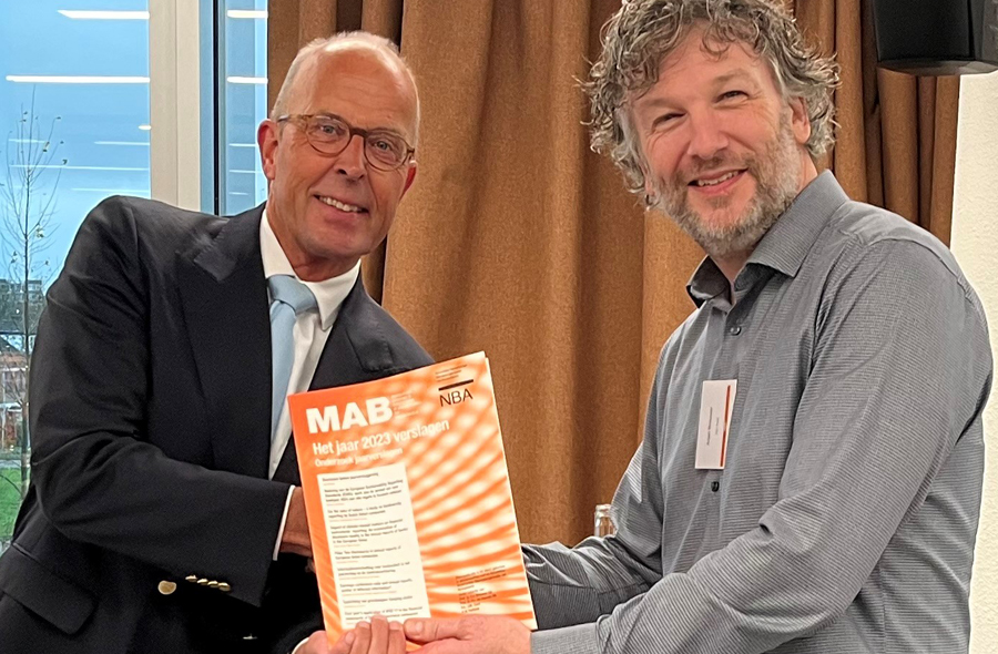 Arjan Brouwer overhandigt 'Het jaar 2023 verslagen' aan Ton Meershoek