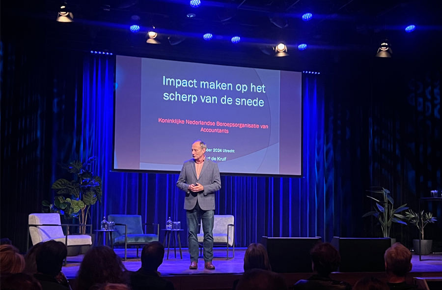 Mart de Kruif sprekend op het podium tijdens het Impactdebat op 16 oktober 2024