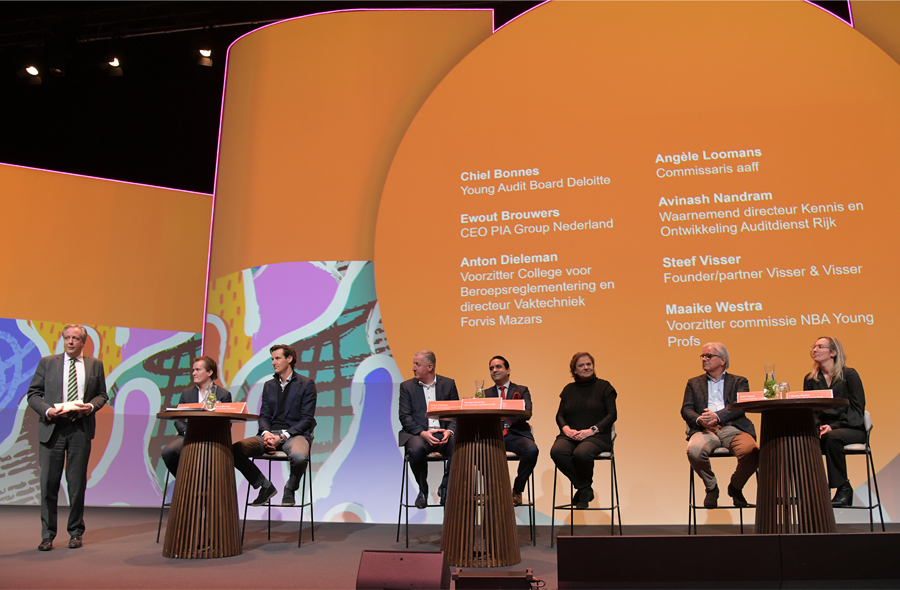 Panel op het podium tijdens het impactdebat op 9 december 2024