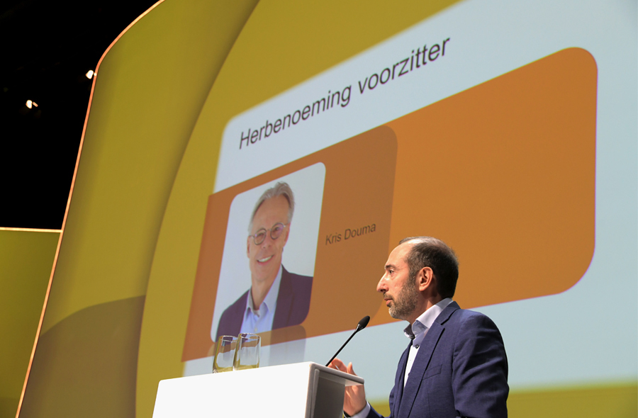 Aleks Kayhan spreekt tijdens de NBA-ledenvergadering 9 december 2024