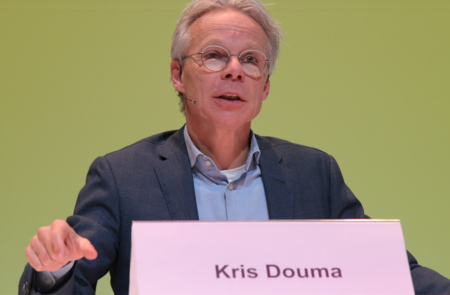 Kris Douma, voorzitter NBA, spreekt tijdens de NBA-ledenvergadering 9 december 2024