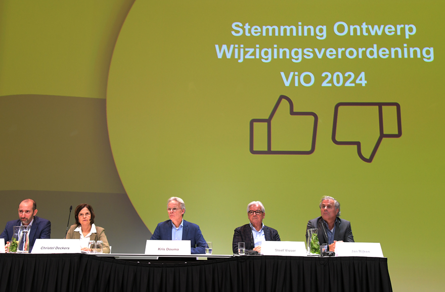 NBA-bestuur op het podium tijdens de NBA-ledenvergadering op 9 december 2024