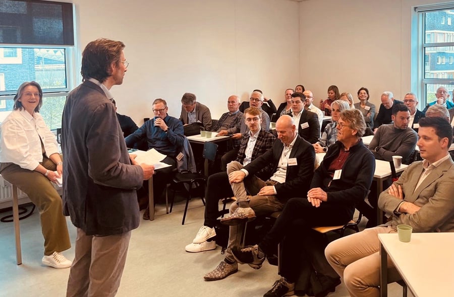 Zaal met deelnemers tijdens de masterclass voor docenten, 16 april 2024