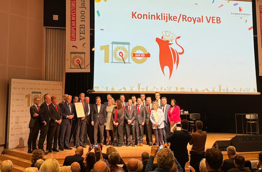 Zicht op het podium met de medewerkers van de VEB tijdens het eeuwfeest op 8 maart 2024