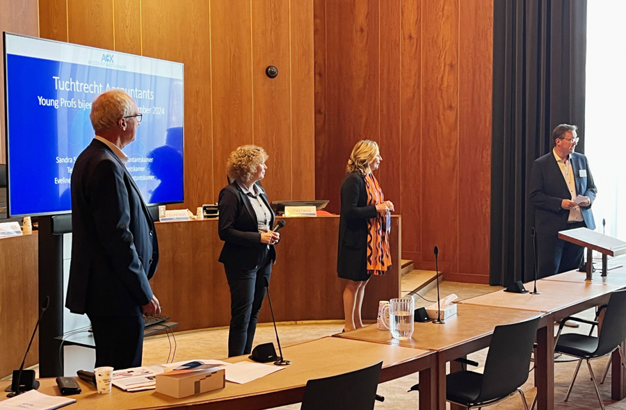 Accountantskamer-voorzitter Sandra Schreuder en anderen in de zaal van de Accountantskamer