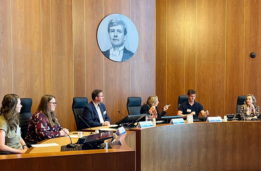 Accountantskamer-voorzitter Sandra Schreuder en Young Profs in de zaal van de Accountantskamer