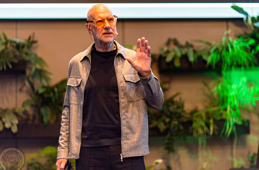 Aart Bontekoning op het podium tijdens het impactdebat op 9 mei 2025