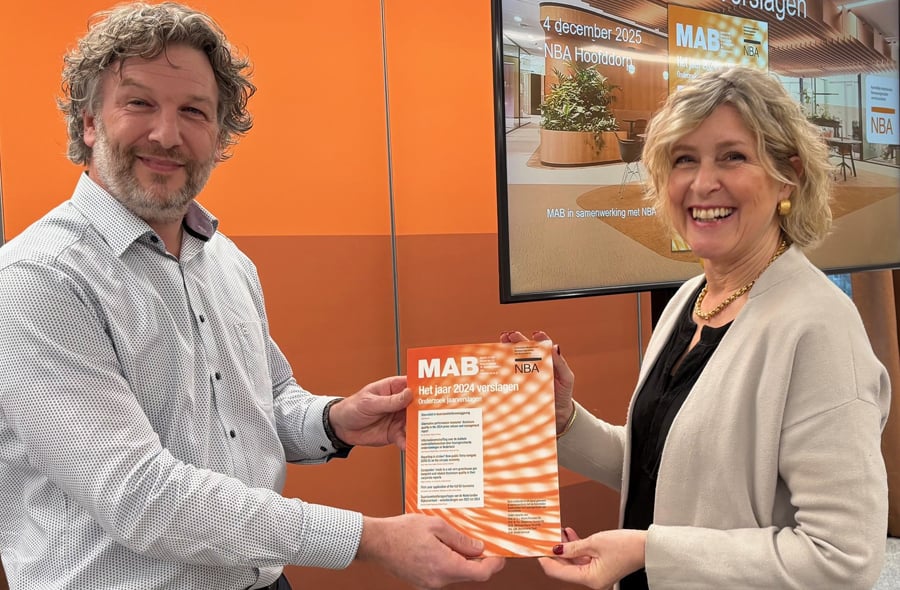 Uitreiking eerste exemplaar Het Jaar Verslagen aan Angélique Laskewitz door Arjan Brouwer