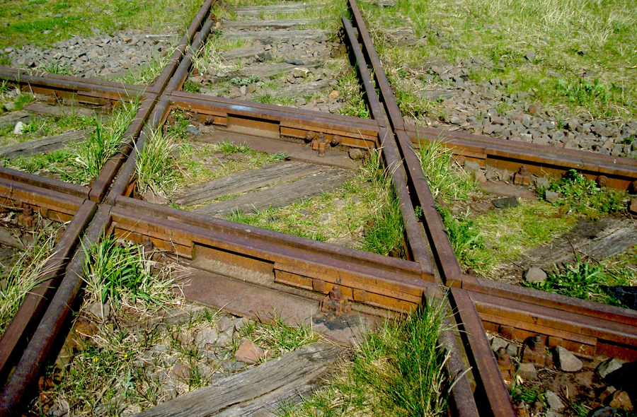 Illustratieve afbeelding kruisende spoorwegrails