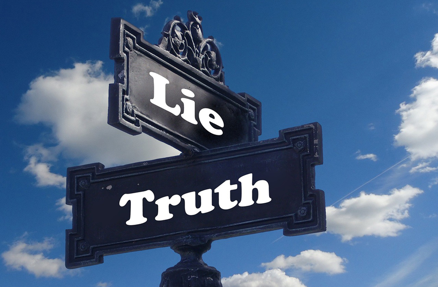 Foto: Wegwijzer met Lie en Truth erop