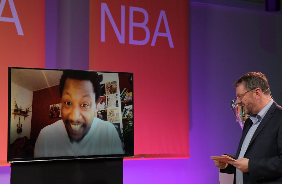 Presentator Lukas Burgering in gesprek met DJ Nicolas Baker op scherm