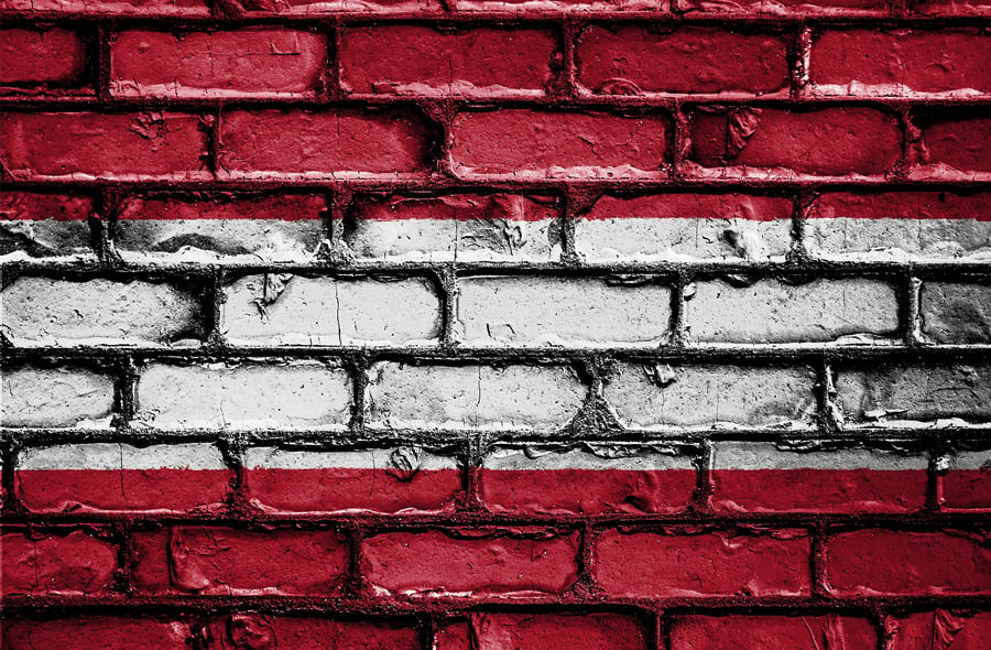 Oostenrijkse vlag op stenen muur geschilderd