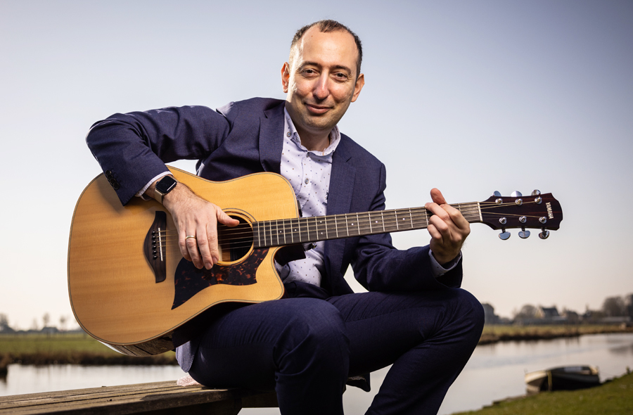 Aleks Kayhan met gitaar