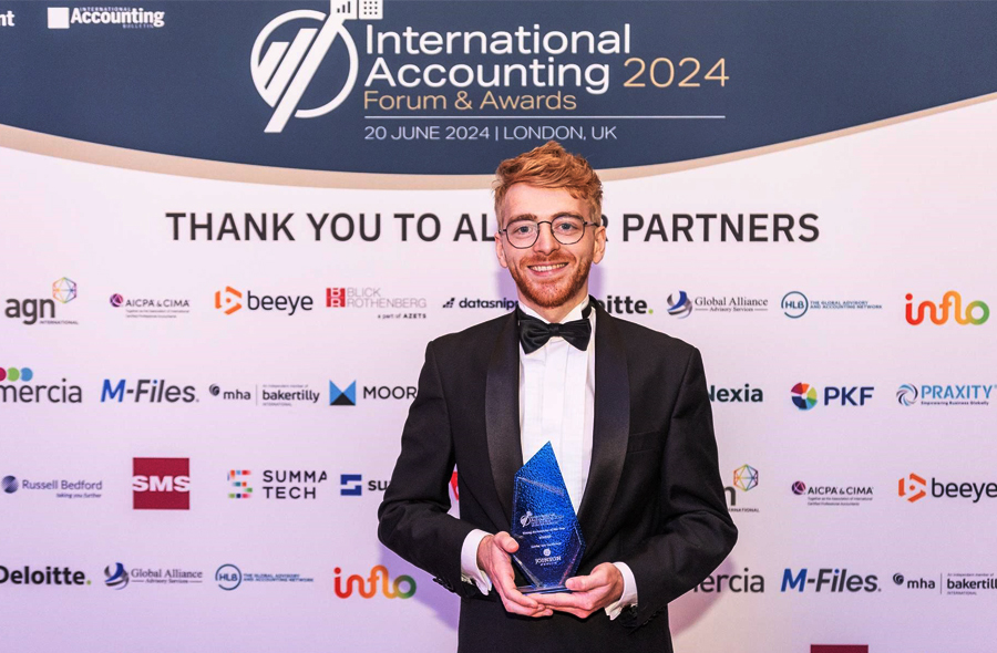 Gerke van Garderen met de Young Accountant of the Year-award in handen