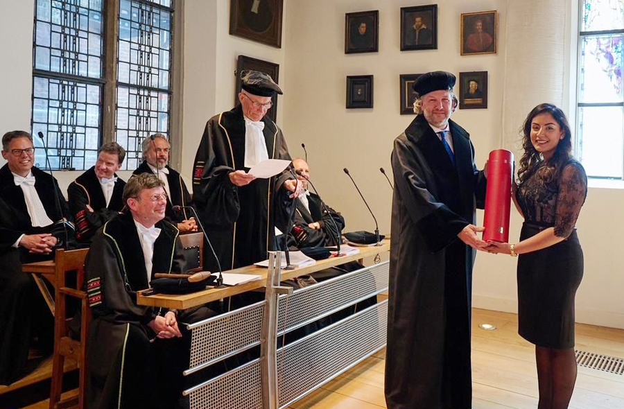 Kavita Nadram tijdens haar promotie met Arjan Brouwer