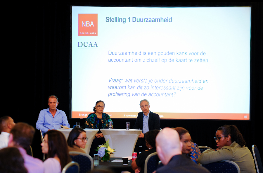 Kris Douma en twee andere panelleden en deelnemers in de zaal tijdens het DCAA-NBA Opleidingen Congres