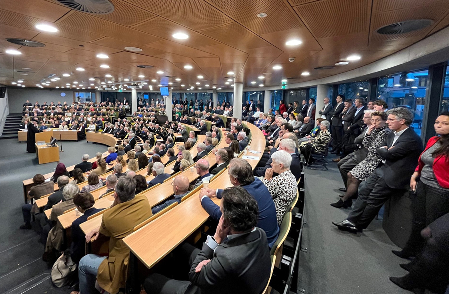 Zicht op collegezaal tijdens het afscheidscollege van Leen Paape