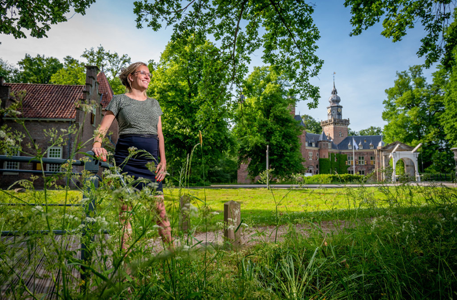 Maaike Westra met Nyenrode op de achtergrond