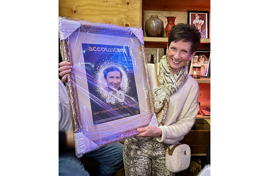 Marja Brouwer met speciale cover van het magazine Accountant in gouden lijst vanwege haar 40-jarig jubileum