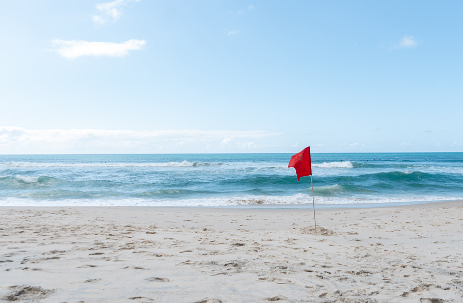 Foto: Rode vlag op het strand
