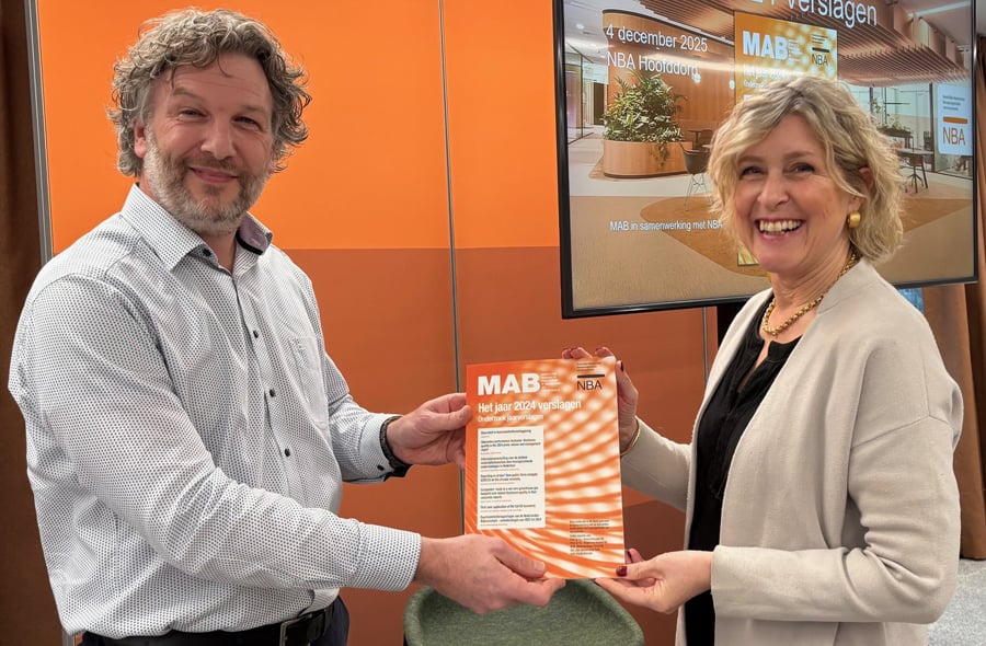 Angélique Laskewitz, directeur van de VBDO, ontving in december 2025 van Arjan Brouwer het eerste exemplaar van de dertigste editie van Het Jaar Verslagen.