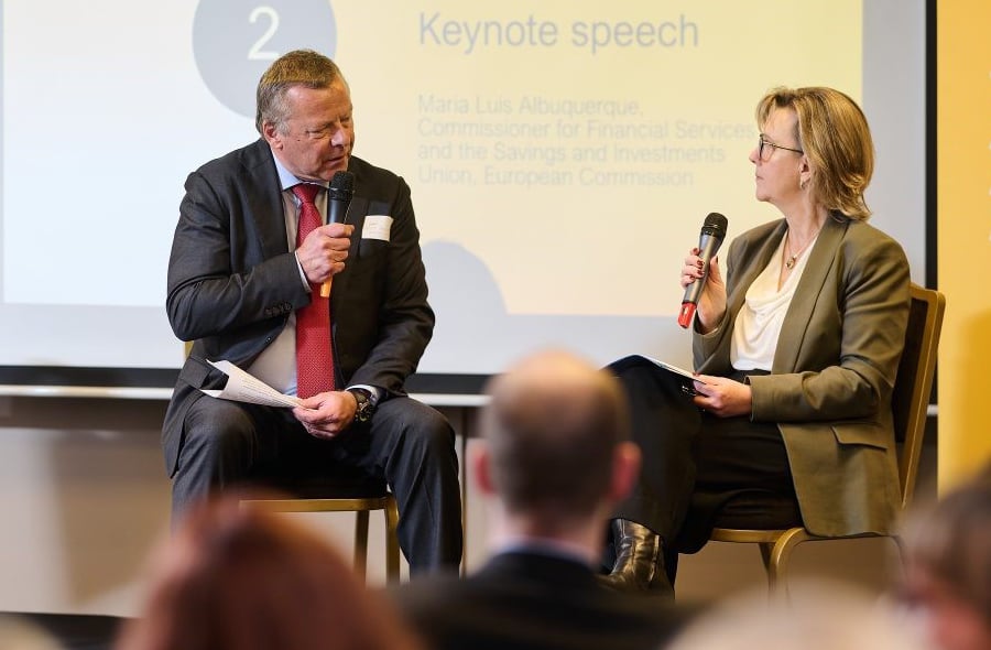 Voorzitter Eelco van der Enden van Accountancy Europe en Eurocommissaris Maria Luís Albuquerque