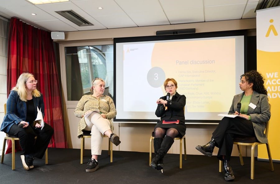 Gespreksleider Elodie Lamer en panelleden Maria Noichl, Angela Foyle en Héma Sibi