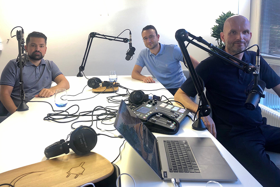 podcast met sven hakan en arif 900x600.jpg